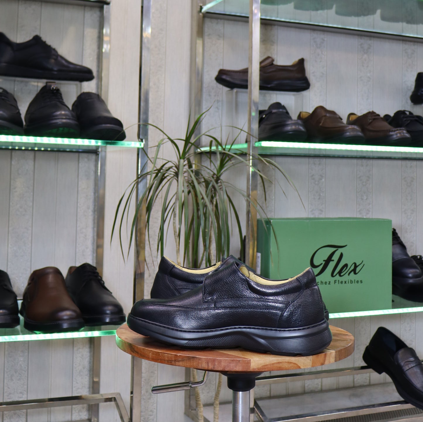 Chaussure confort noire à scratch en cuir pour homme - Flexshoes