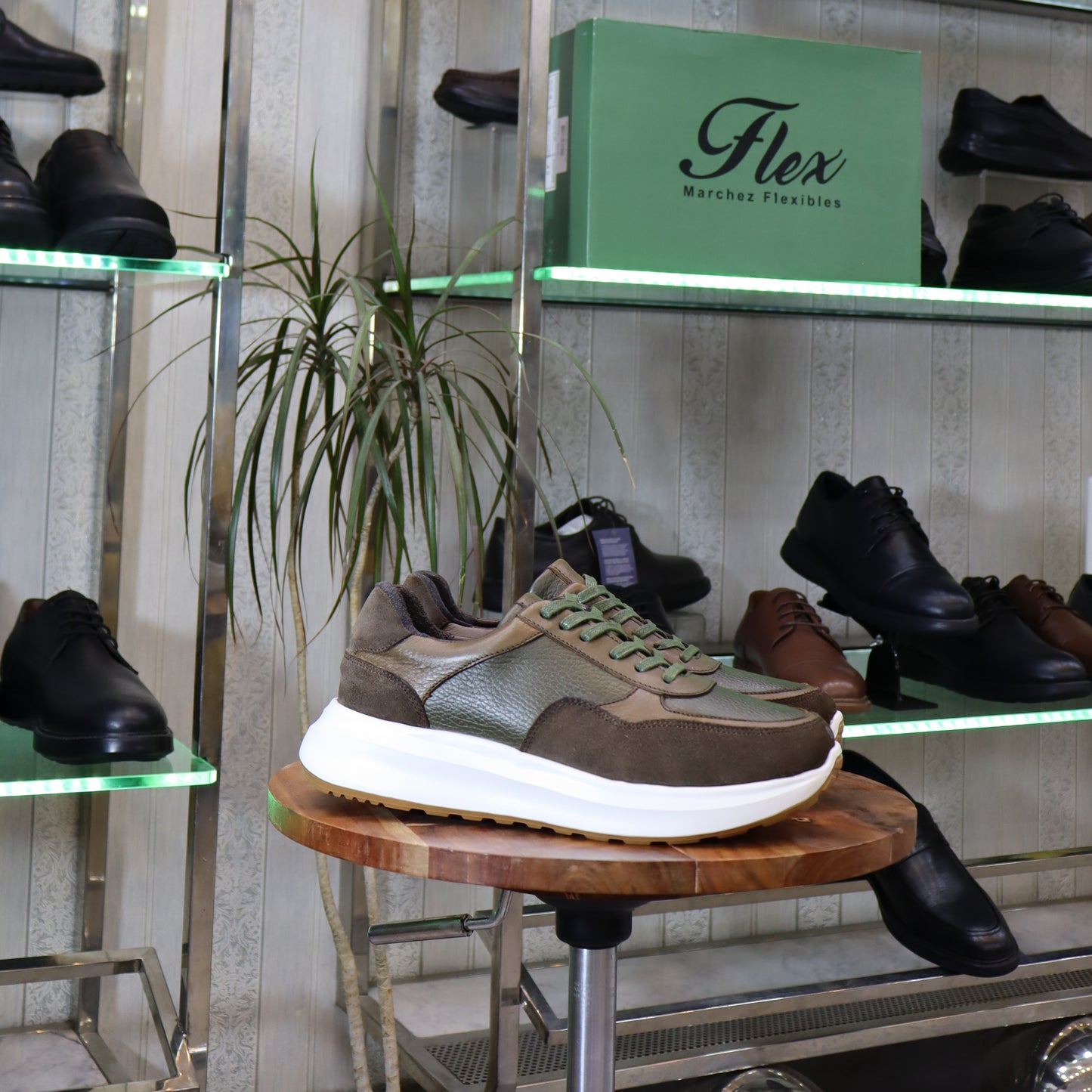 Baskets en cuir vert kaki et daim pour homme, semelle blanche - Flexshoes