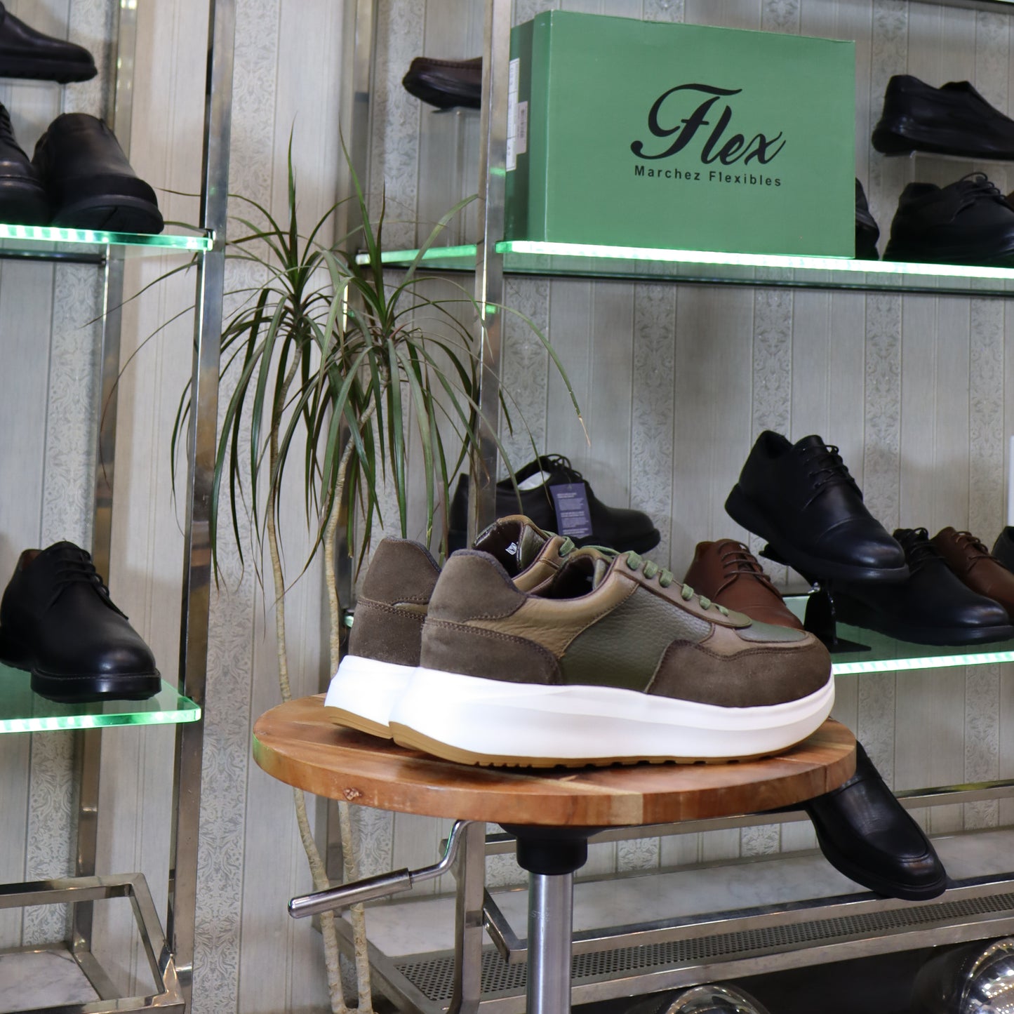 Baskets en cuir vert kaki et daim pour homme, semelle blanche - Flexshoes