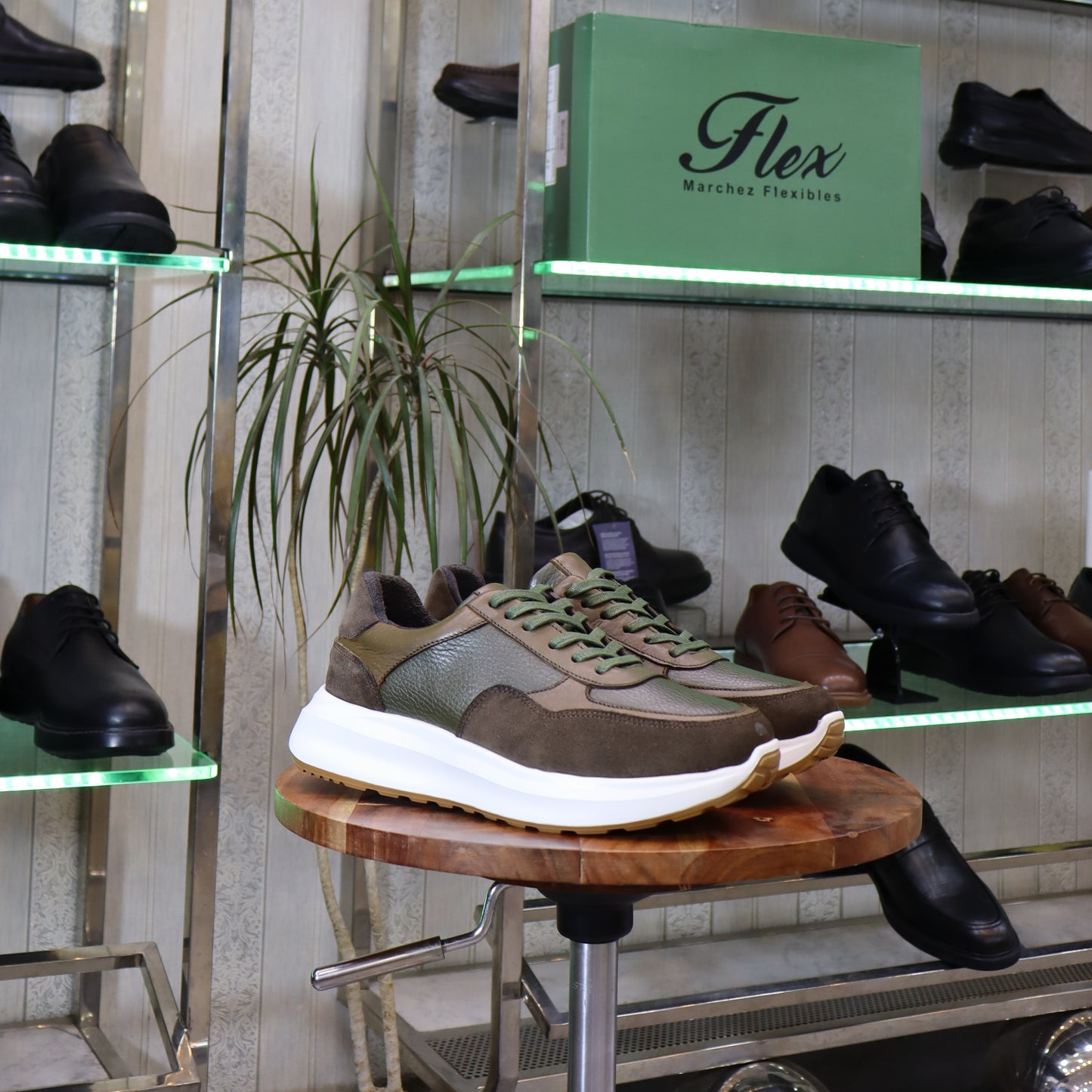 Baskets en cuir vert kaki et daim pour homme, semelle blanche - Flexshoes