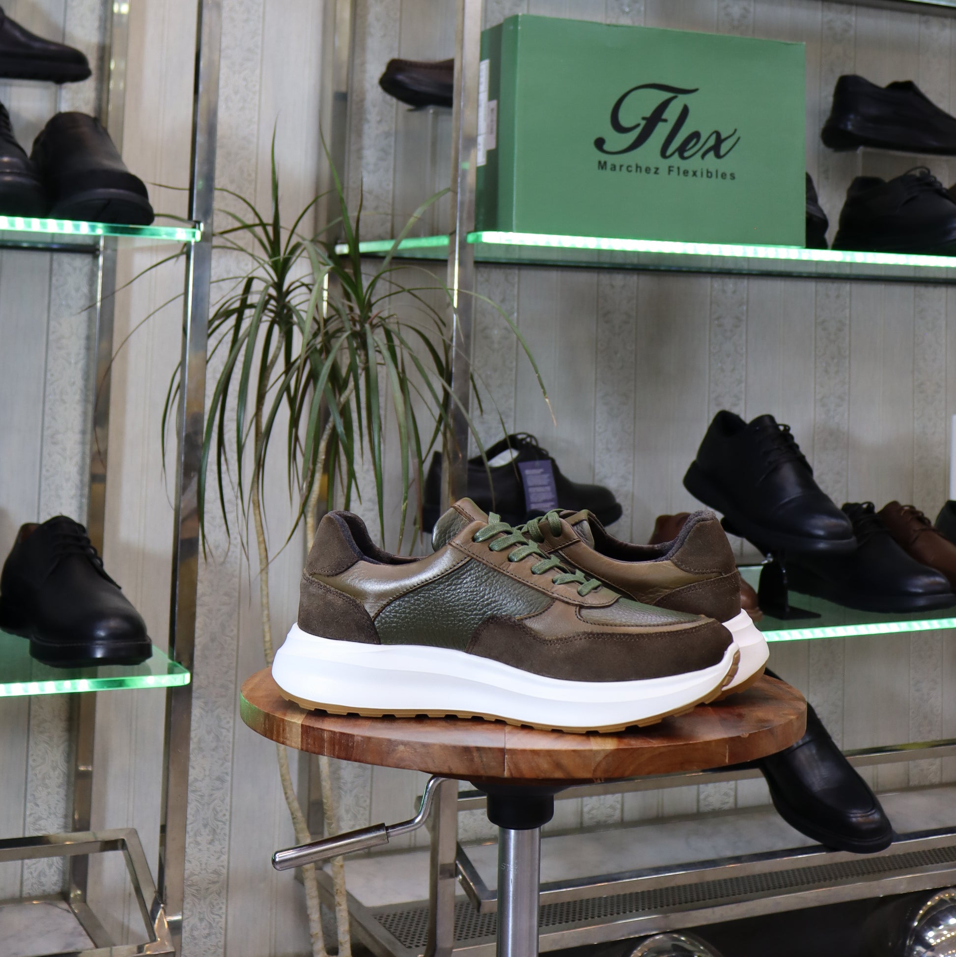 Baskets en cuir vert kaki et daim pour homme, semelle blanche - Flexshoes