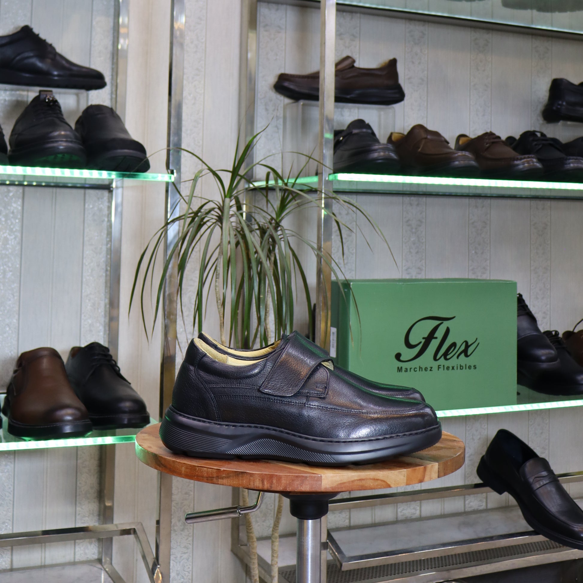 Chaussure confort noire à scratch en cuir pour homme - Flexshoes