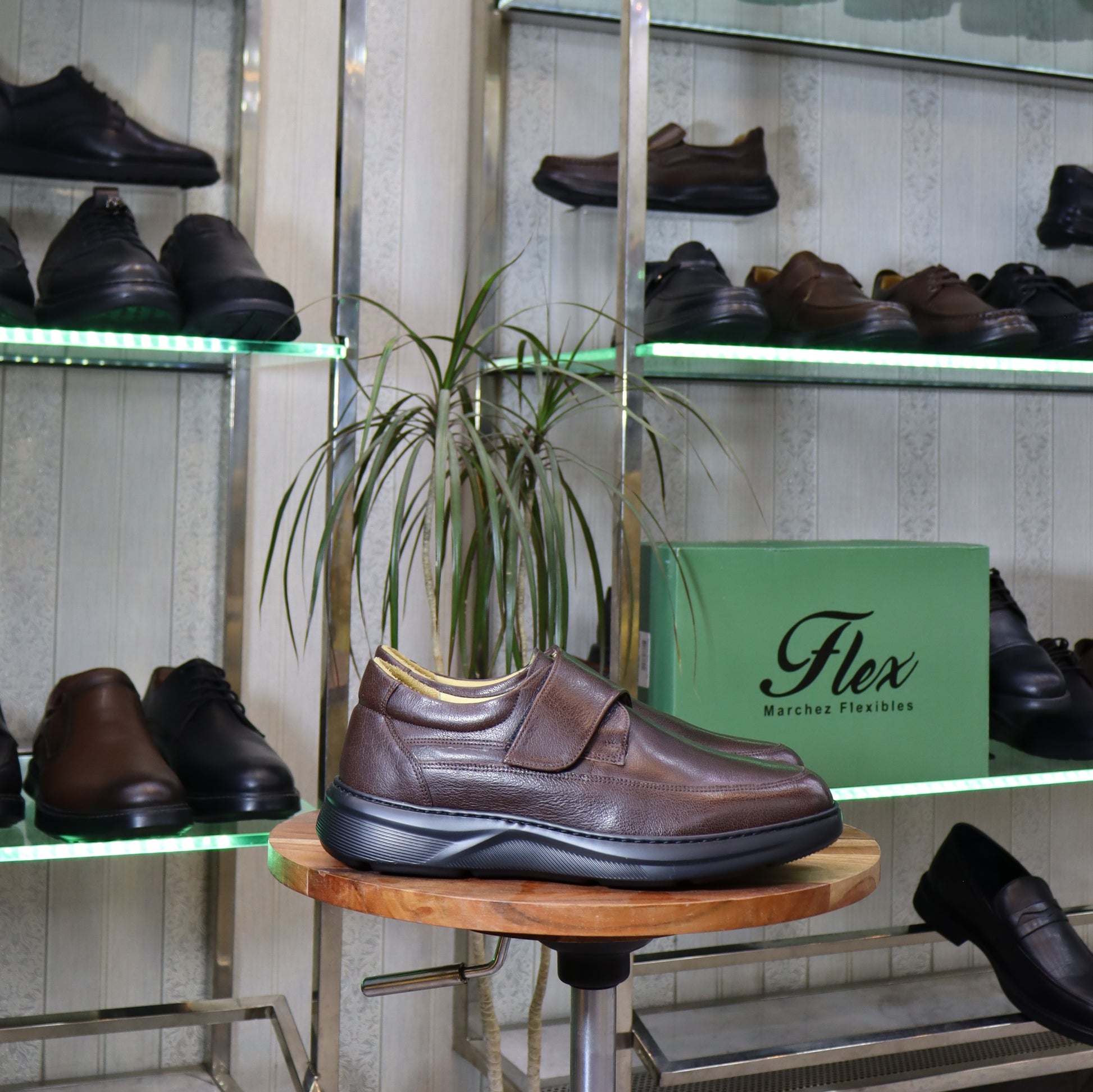 Chaussure confort marron à scratch en cuir pour homme - Flexshoes