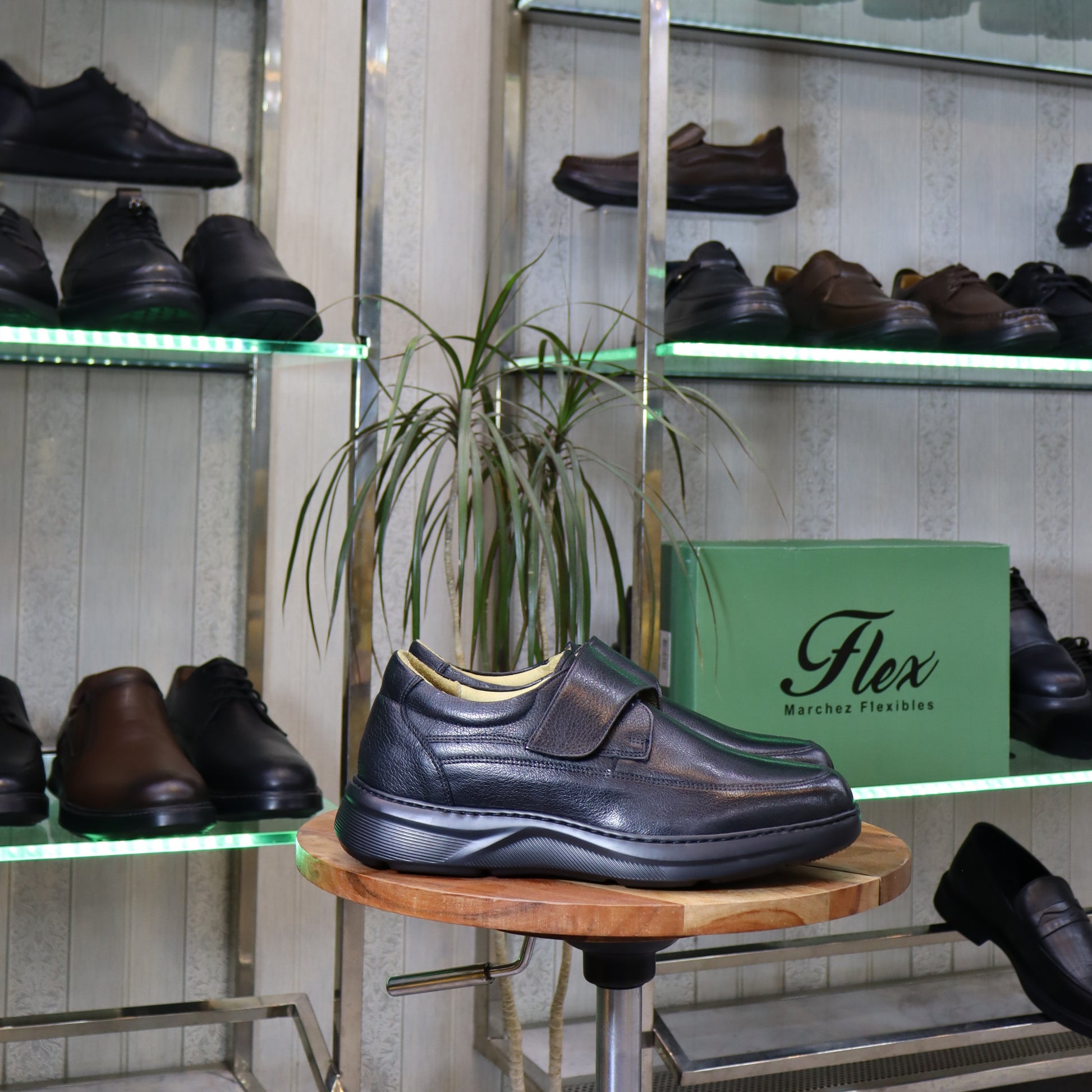 Chaussure confort noire à scratch en cuir pour homme - Flexshoes