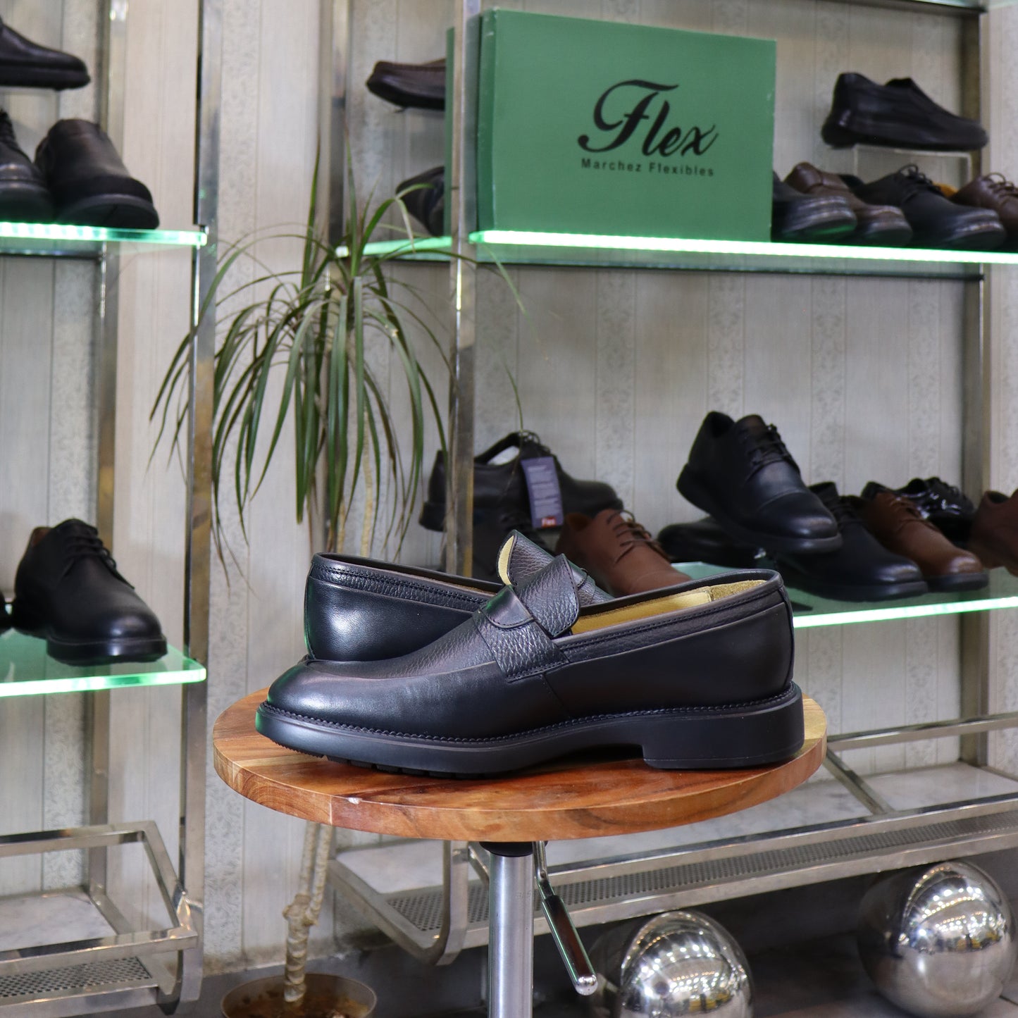 Chaussures Hommes Classiques  En Cuir Noir - Smoura