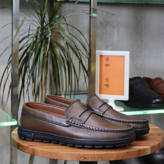 Mocassin En Cuir  homme en cuir naturel  - Flexshoes, confort et style marocain
Mocassin En Cuir  homme en cuir véritable - Flexshoes Maroc, qualité premium

